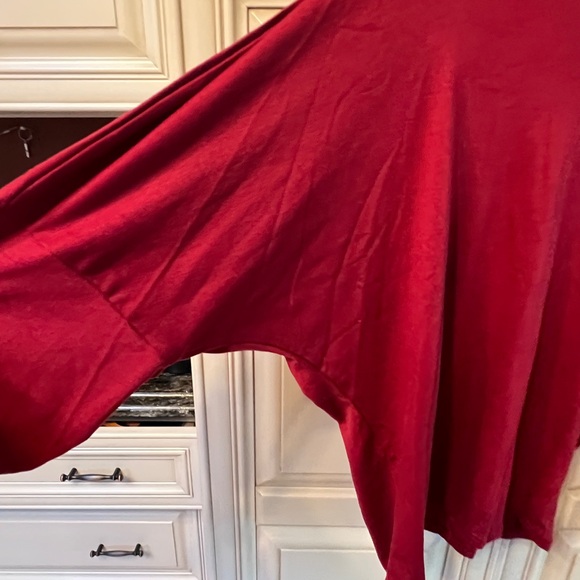 Bat wing blouse. Very roomy and oversized. It’s done in a  T-shirt type material - Picture 2 of 4